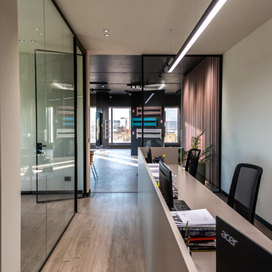 Pareti divisorie vetrate e bancone reception