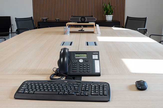 Tavolo riunioni con gestione dei cavi per l'uffiicio