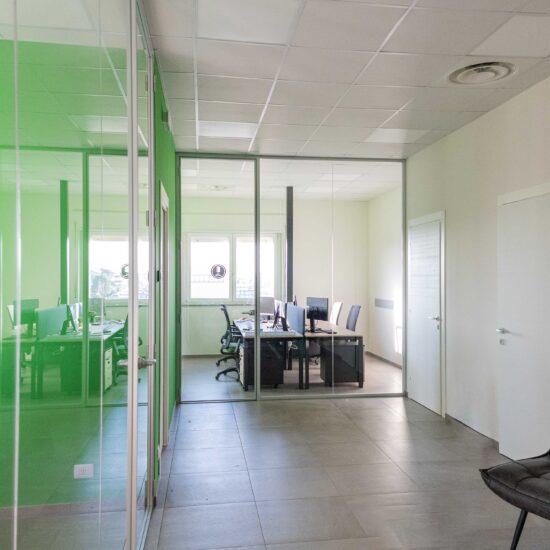 Pareti divisorie ed arredamento per Ager Technology