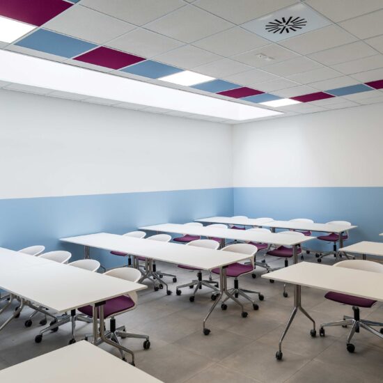 Aula con scrivanie e sedie per AFP Cuneo